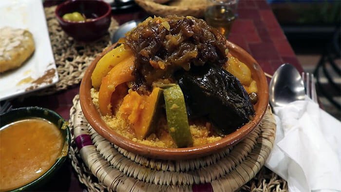 Couscous marocain aux oignons caramélisés et raisins secs, un délicieux plat sucré-salé offrant une combinaison de saveurs exquises et une texture agréable.