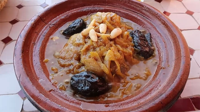 Tajine aux pruneaux et aux amandes