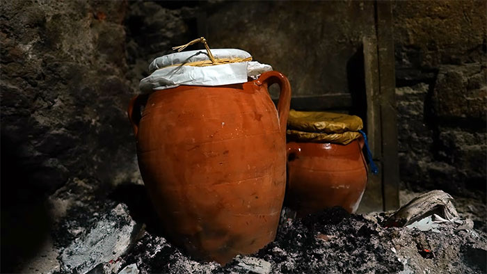 Tanjia entrain de cuire sur la cendre dans un fernatchi (four d'un Hammam traditionnel )