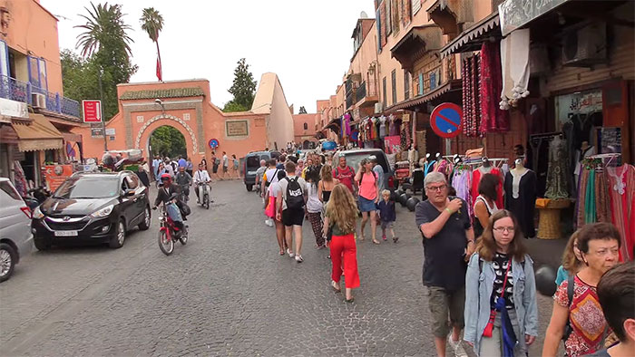 Touristes se déplaçant à pied dans les rues de la Médina